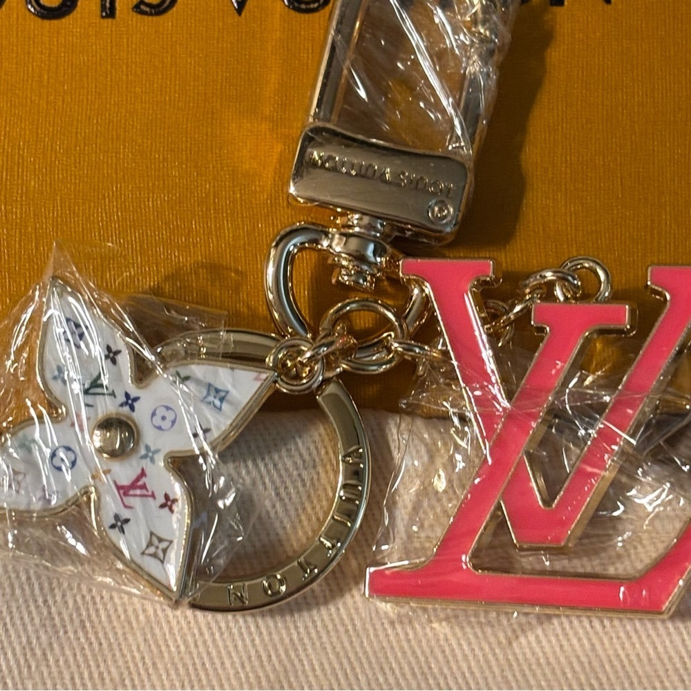 LUXURY KEY RING BAG CHARM PRETTY PINK WHITE SPECKLED FLOWERS GWP BOX & DUSTBAG
